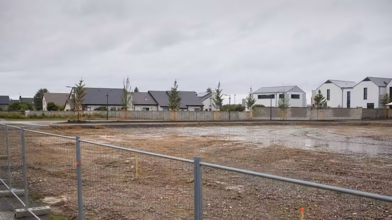 Vue d’un terrain urbain près d’un quartier en développement destiné à accueillir une future piscine publique