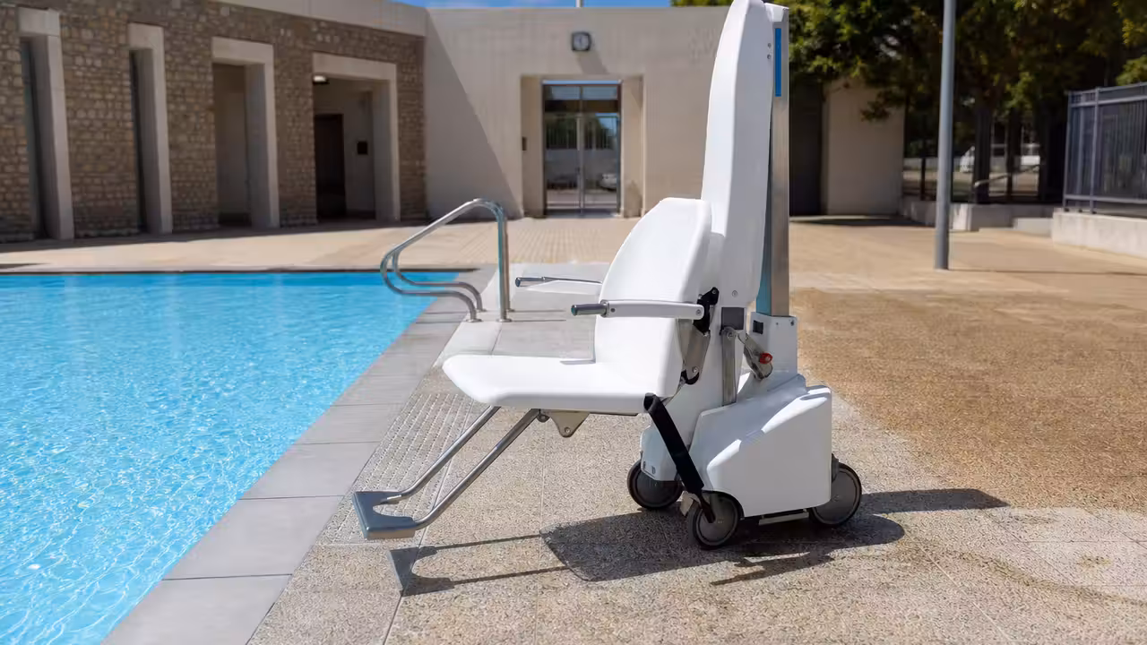 Élévateur mobile installé au bord d’un bassin municipal pour faciliter la mise à l’eau d’un usager PMR