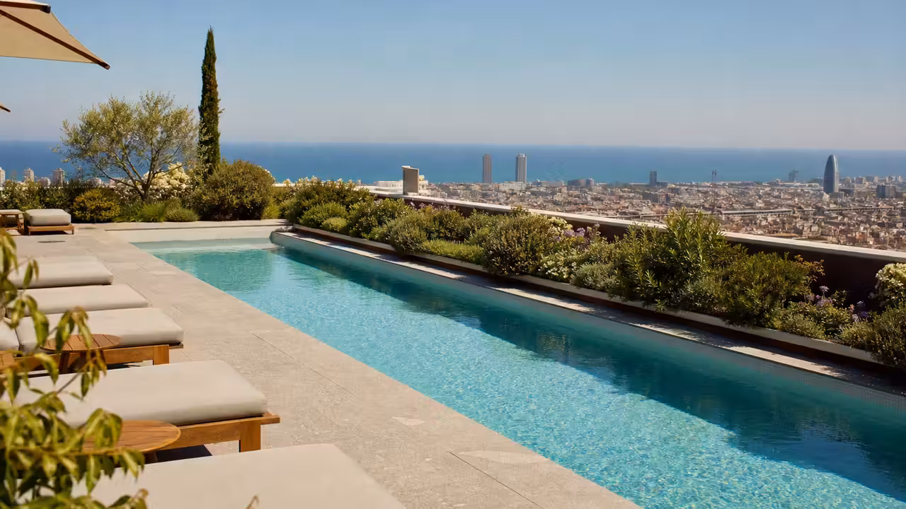Vue en plongée d’une piscine d’hôtel sur un toit-terrasse de Barcelone face à la Méditerranée