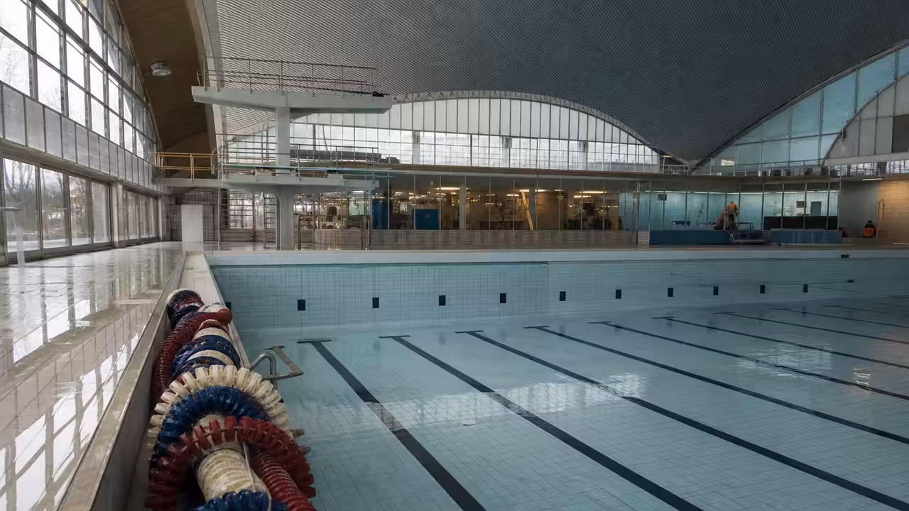 Bassin sportif couvert de 50 mètres vide pendant une opération de maintenance de ses équipements de filtration